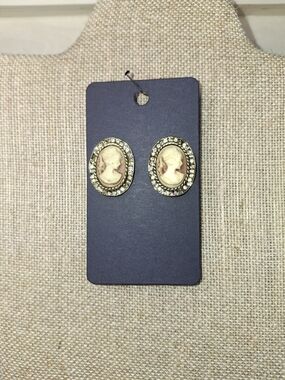 Vintage Cameo Oval Stud Earrings in Cream and Gold